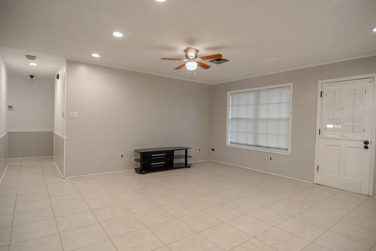 Building Photo - 111 Valencia Dr
