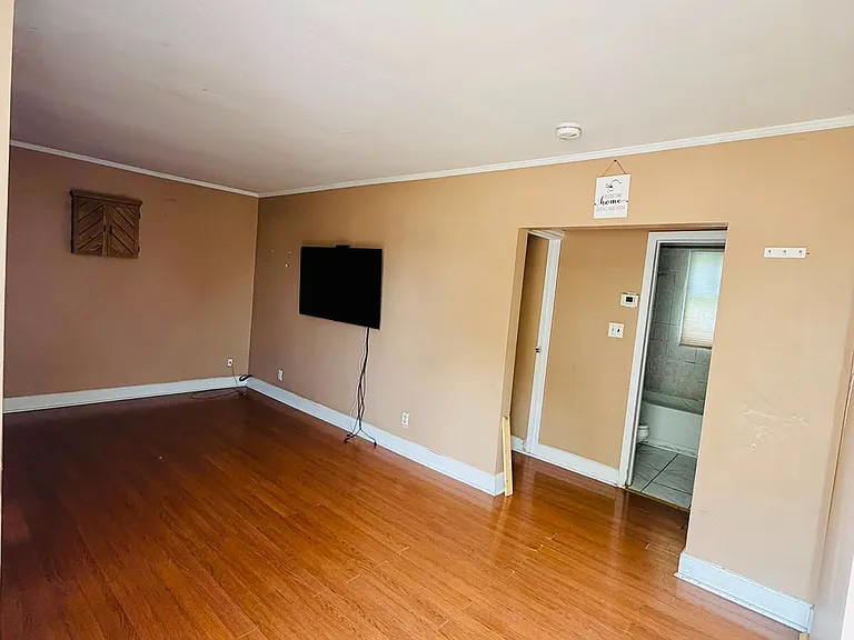 7118 Goreway Dr — Photo 12
