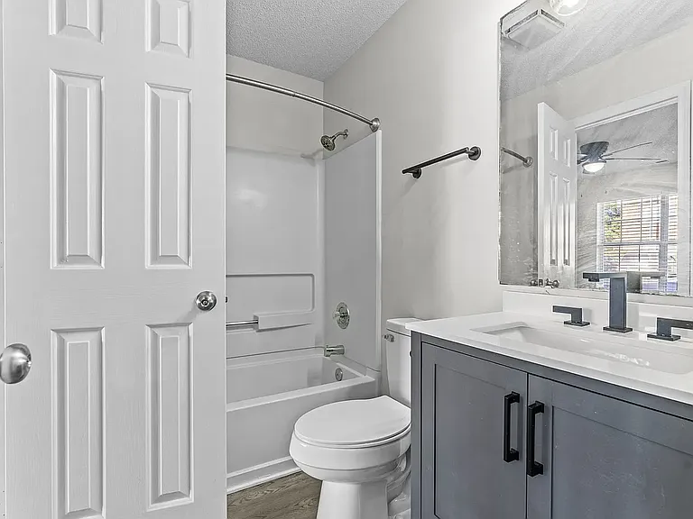 Skyside Landing Apartments — Photo 15