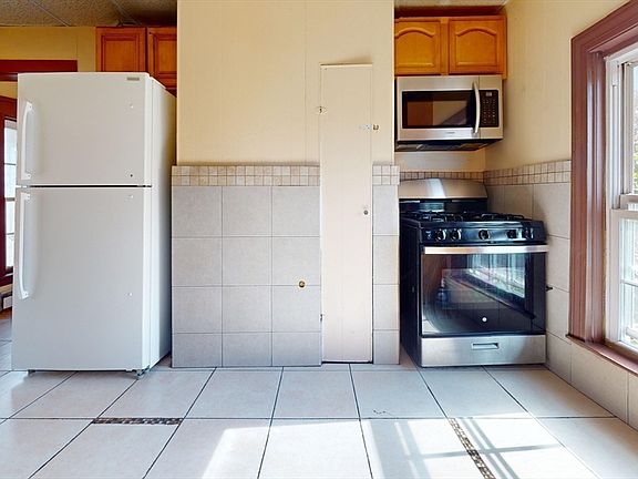 5th image of 1022 Main St