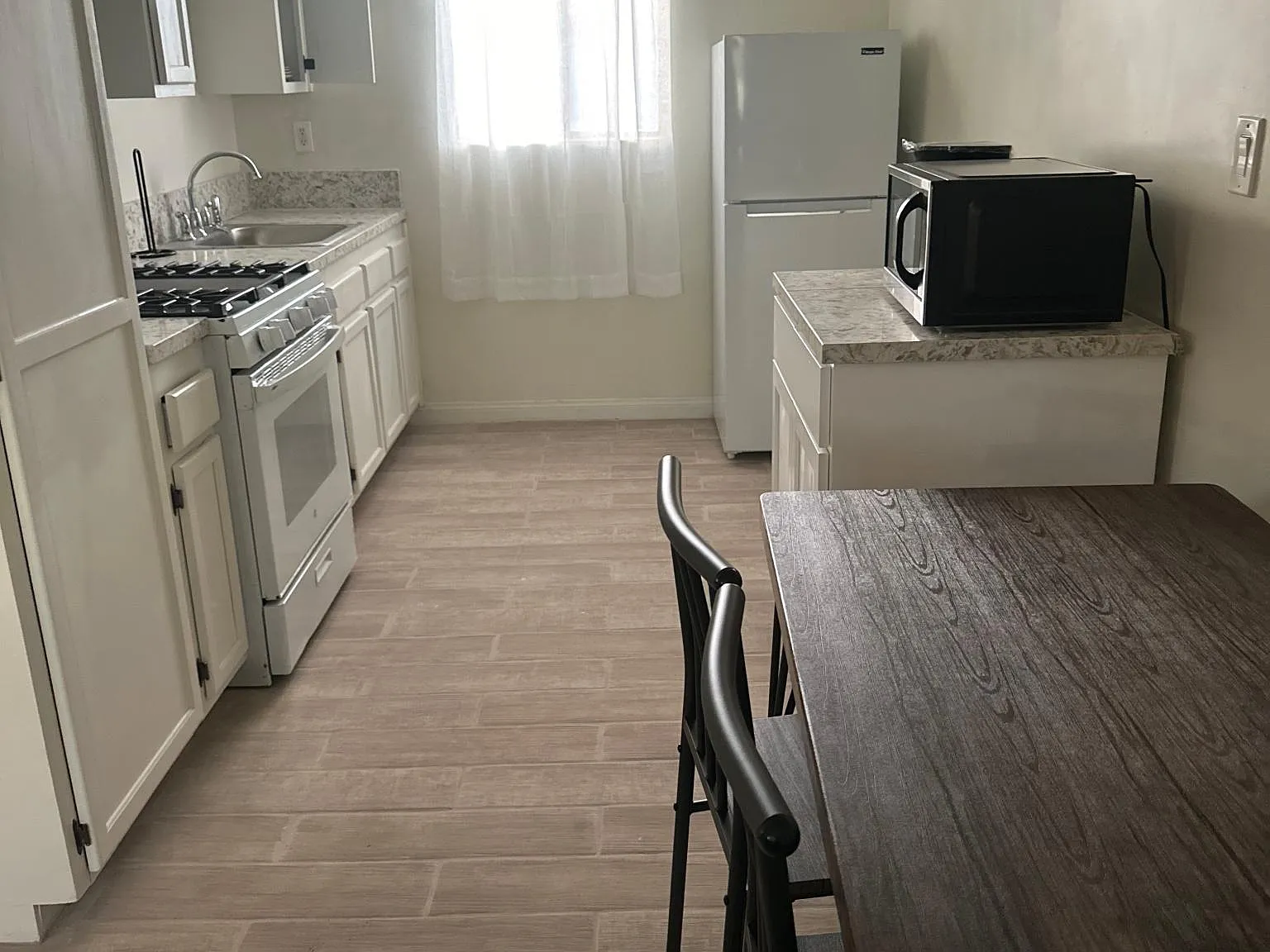 2637 Kenwood Ave — Photo 2