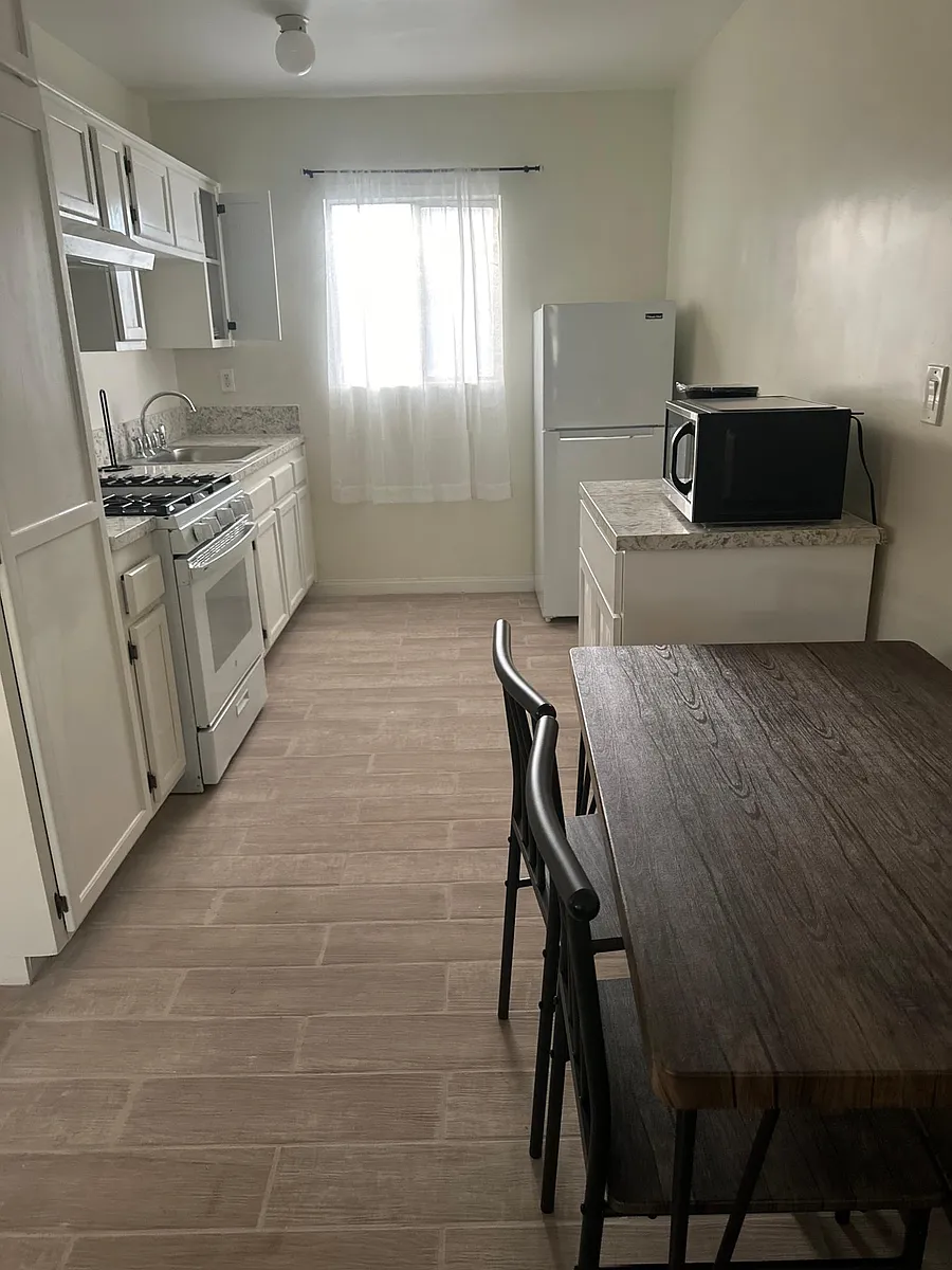 Building Photo - 2637 Kenwood Ave #2