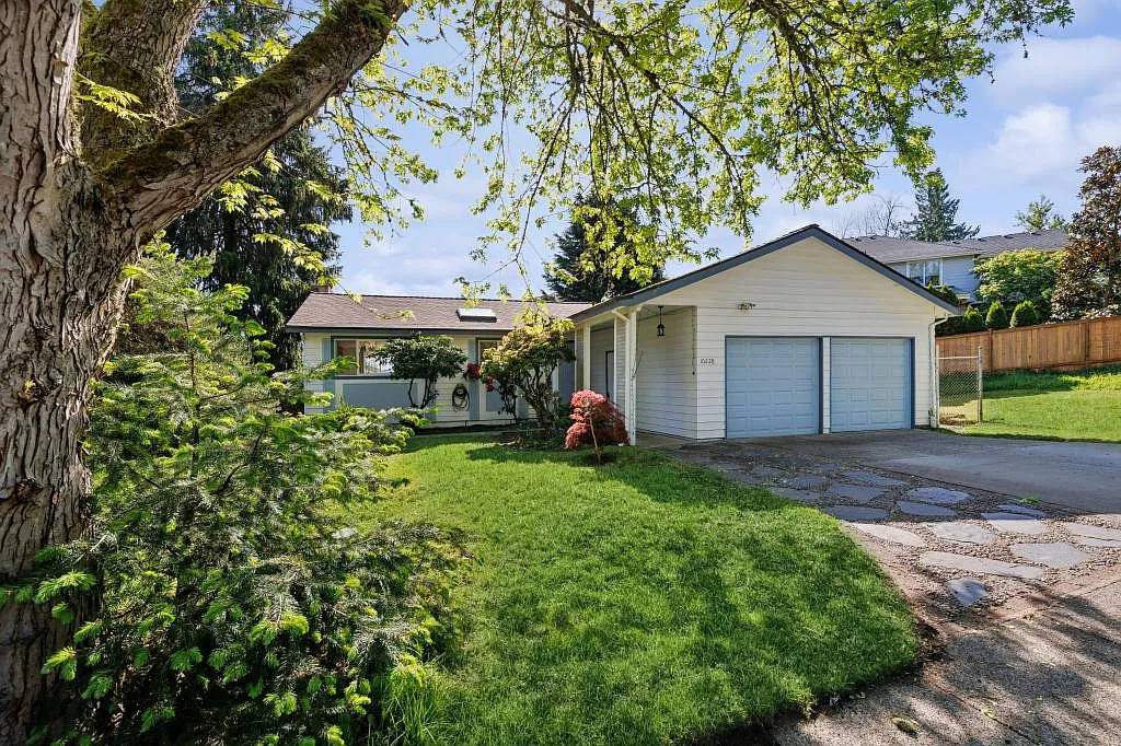 Charming retreat in the heart of Redmond - 4 bedrooms + den — Photo 2