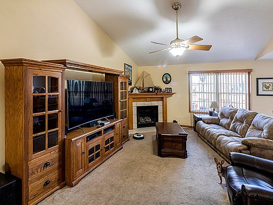 3rd image of 819 Oriole Dr