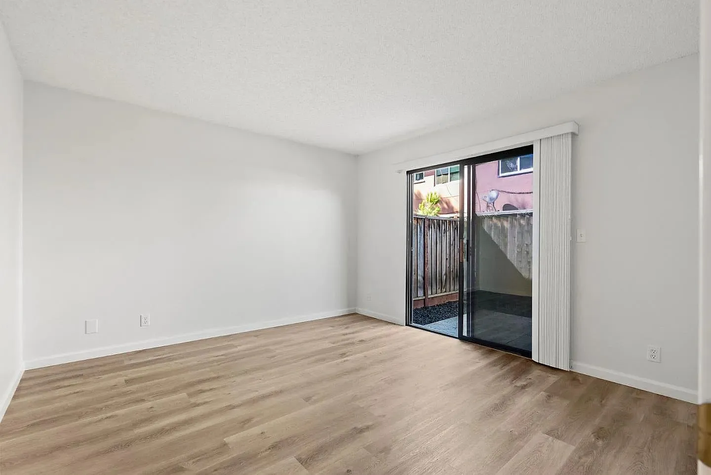 Chic 1BR Condo in San Jose's Heart with In-Unit Laundry & Pet-Friendly! — Photo 2