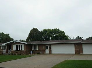 108 Crescent Dr, Manchester, IA 52057
