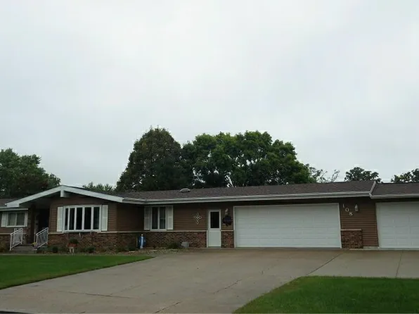 108 Crescent Dr, Manchester, IA 52057