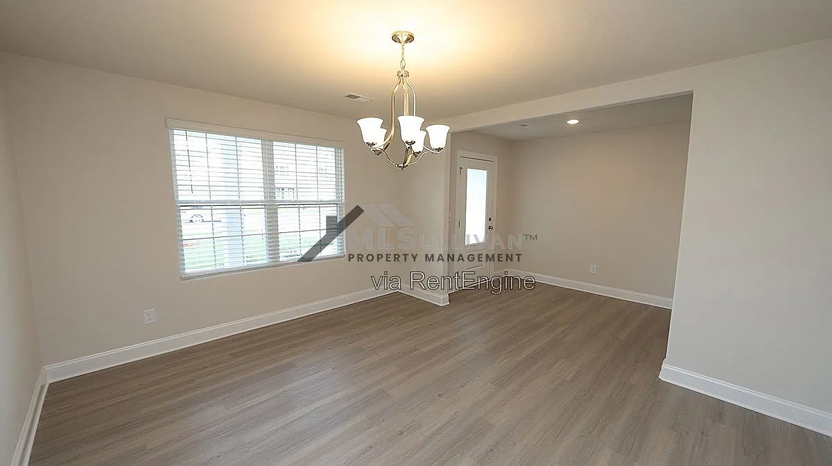 4 bed, 2.5 bath, 2662 sqft, $2,350 — Photo 4