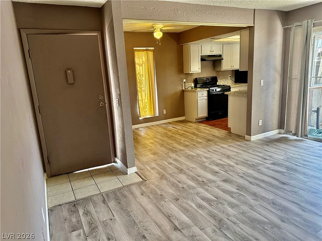 2 bed, 1.0 bath, 863 sqft, $1,200 — Photo 3