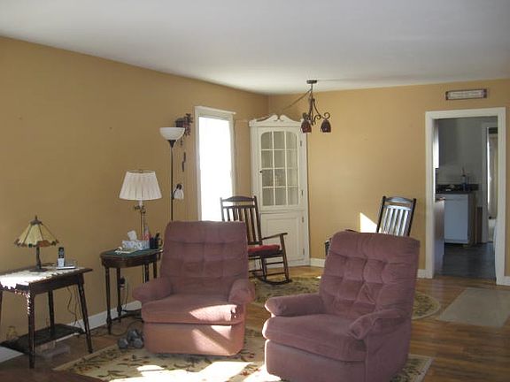 3rd image of 606 E South St