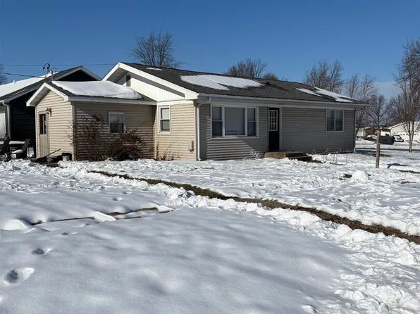 305 Walnut St, Mount Sterling, IL 62353