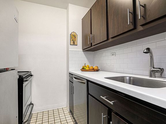 4th image of 23 E 10th St APT 503