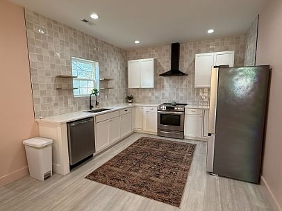5th image of 228 S Castle St #1