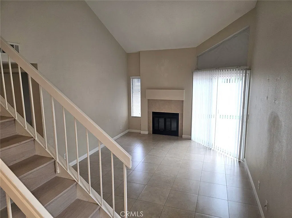 3 bed, 2.5 bath, 1300 sqft, $3,850 — Photo 2