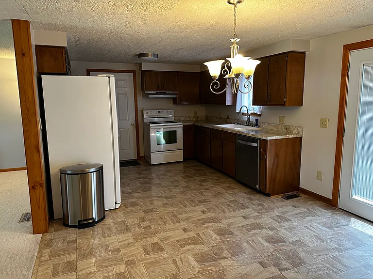 140 N Michael Dr — Photo 4