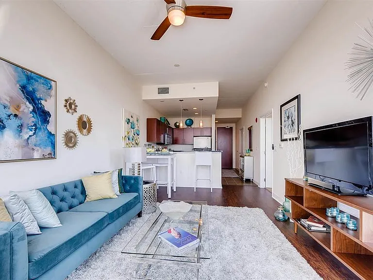 1114 E Washington St — Photo 13