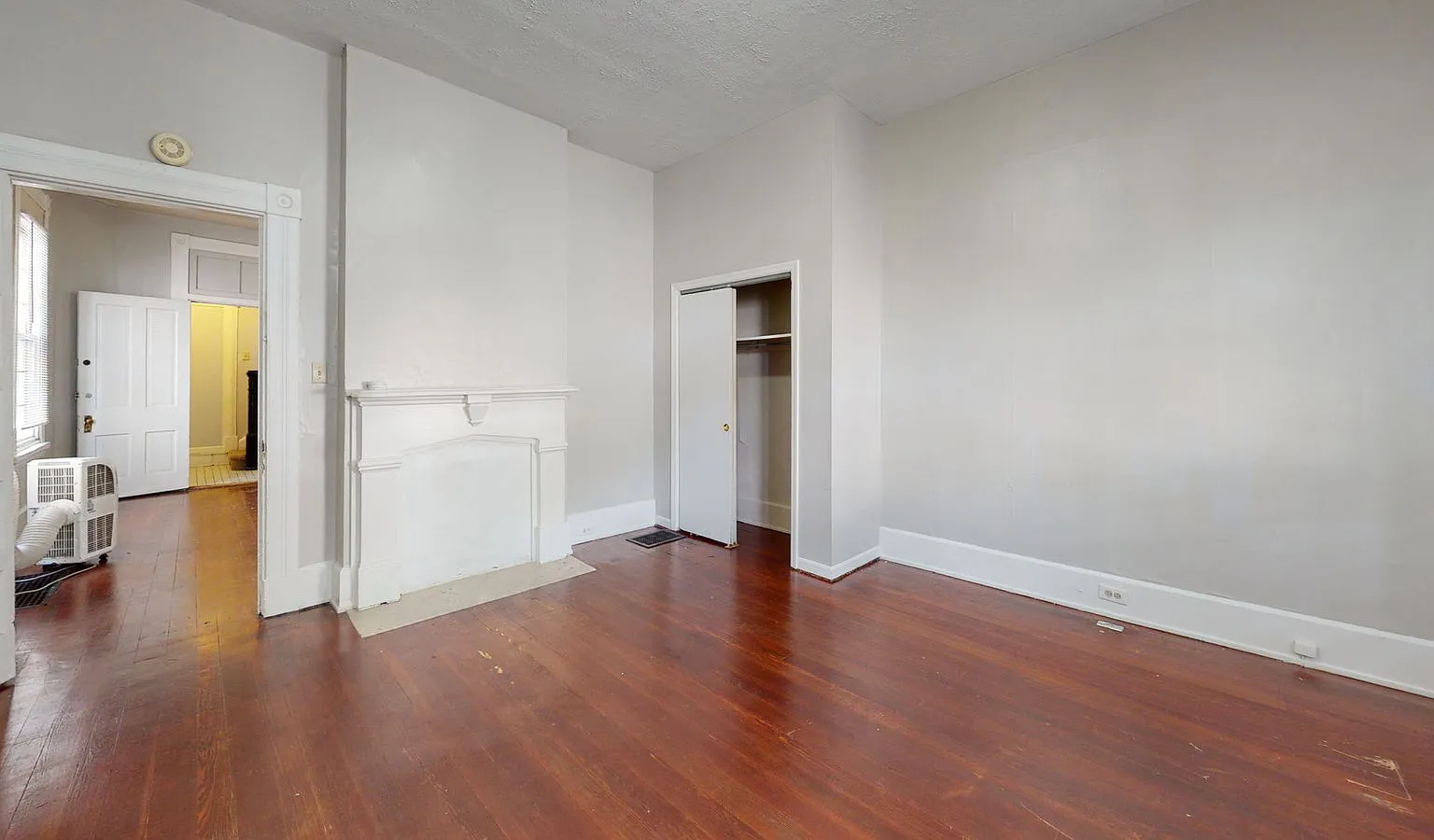 5 bed, 2.0 bath, 2279 sqft, $3,995 — Photo 4