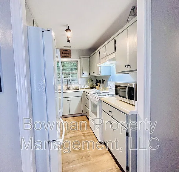 255 Camelot Dr — Photo 8