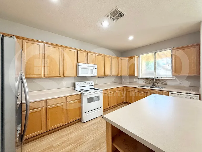 5310 E Hilton Ave — Photo 8