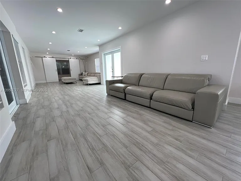 1405 N 46th Ave — Photo 29