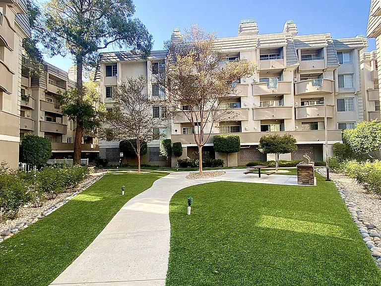 Park Regency Apartments — Photo 6
