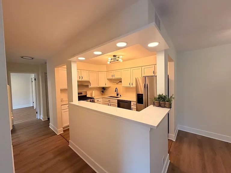 7353 Blackburn Ave #206 — Photo 8