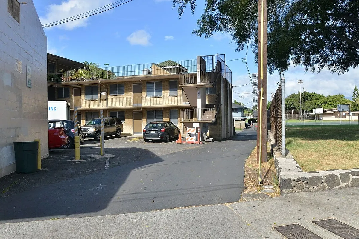 Building Photo - 938D Kapahulu Ave