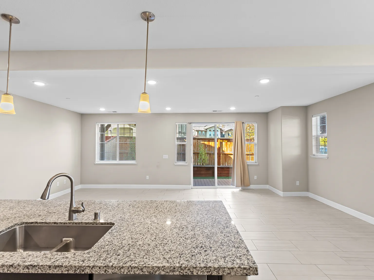 3 bed, 1833 sqft, $2,850 — Photo 3