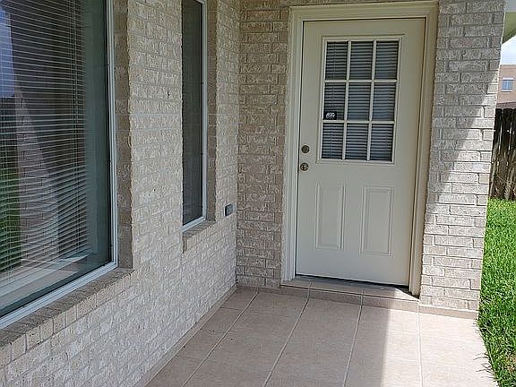 2nd image of 2112 Treasure Oaks Dr