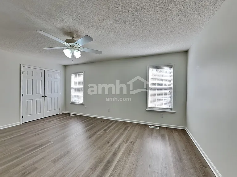 135 Kentucky Derby Dr — Photo 9