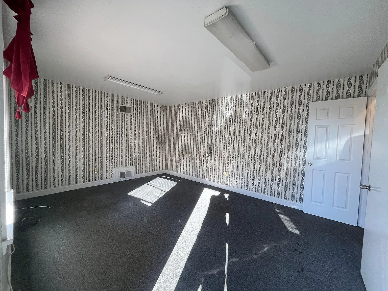 Studio, 1.0 bath, 293 sqft, $400 — Photo 2