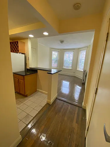 51 Queensberry St Photo 1