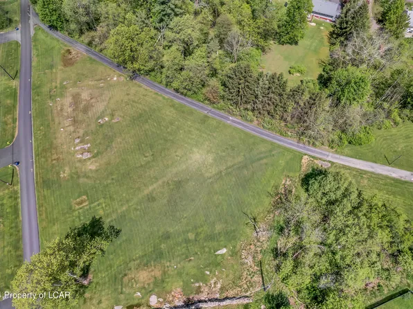 Crescent Ledge Dr, Dallas, PA 18612