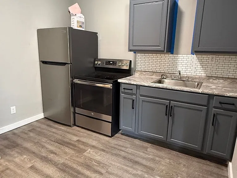 806 Broad St — Photo 11