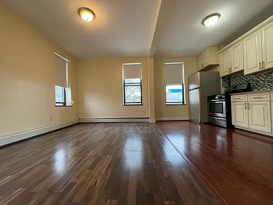 Rented by Hillel Realty Group | media 4