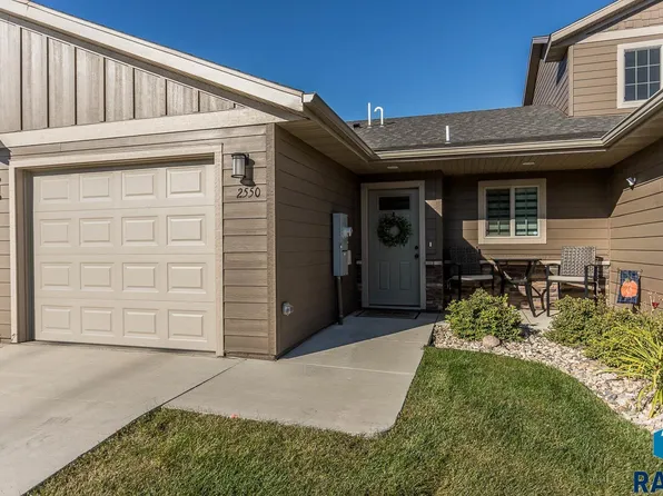 2550 E Meadowside Pl, Sioux Falls, SD 57108