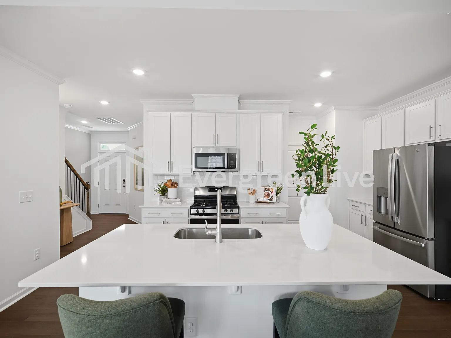 3 bed, 2.5 bath, 1926 sqft, $1,895 — Photo 3
