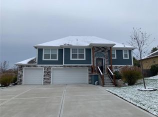 15736 Christie Dr, Basehor, KS 66007