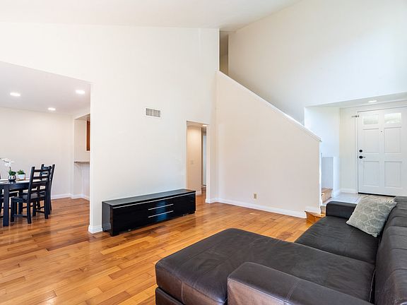 4th image of 227 Stanford Ct