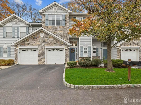 16 Harbor Bay Cir, Laurence Harbor, NJ 08879