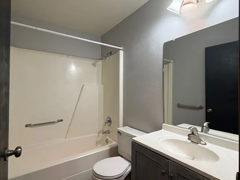 1103 Glades Dr — Photo 10