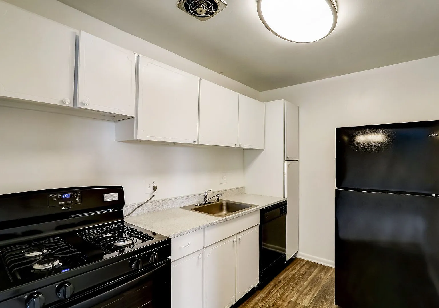 Hillsdale Manor Apartments — Photo 3