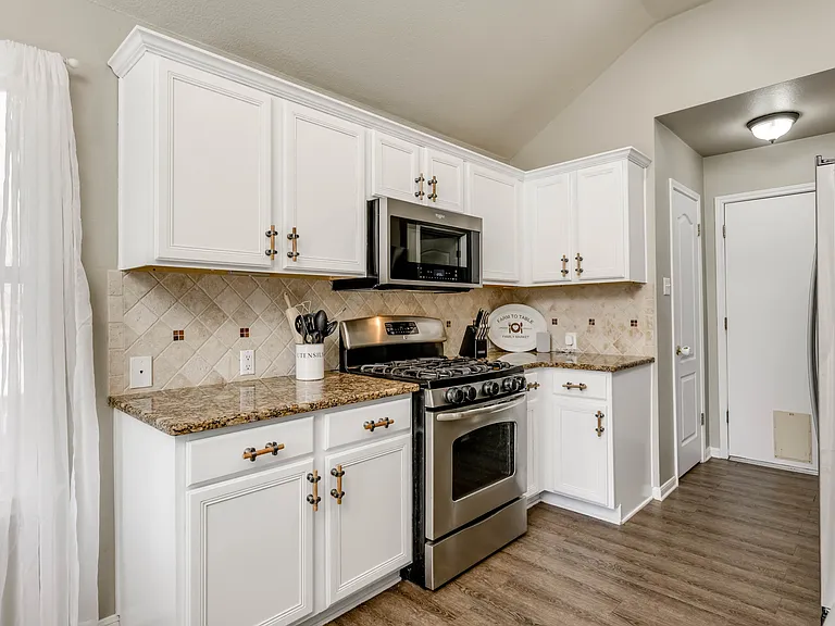 3625 Hawk Ridge St — Photo 17