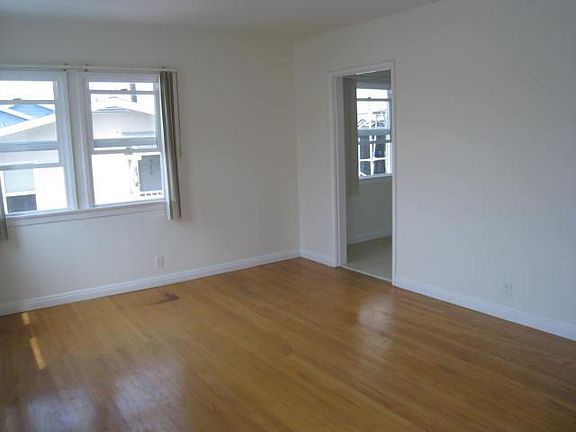 3rd image of 923 Monterey Blvd