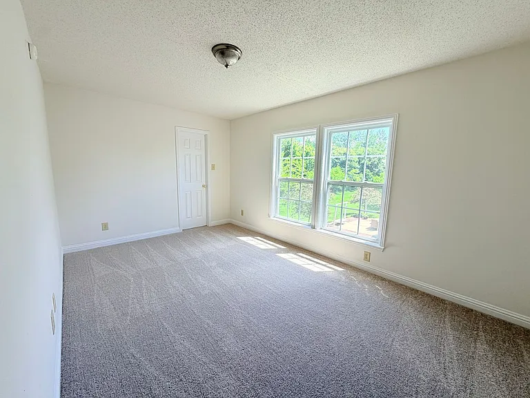 2946 Heirloom Ln — Photo 33