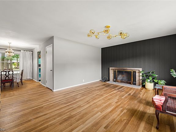 5th image of 2970 Woodview Dr