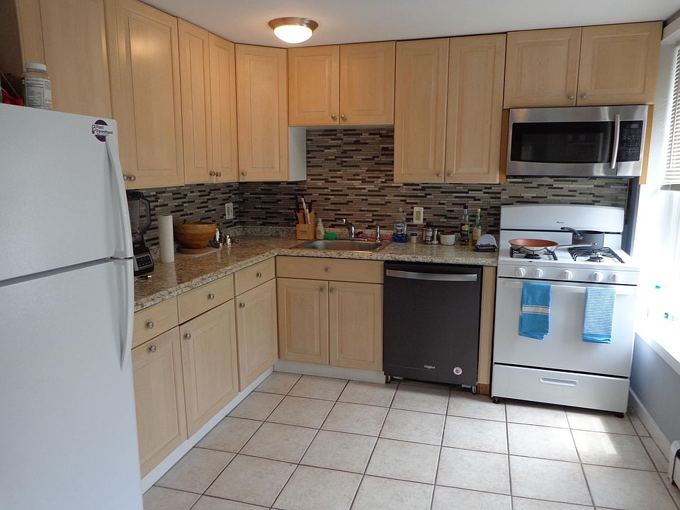 1st image of 133 Green Ln APT 3