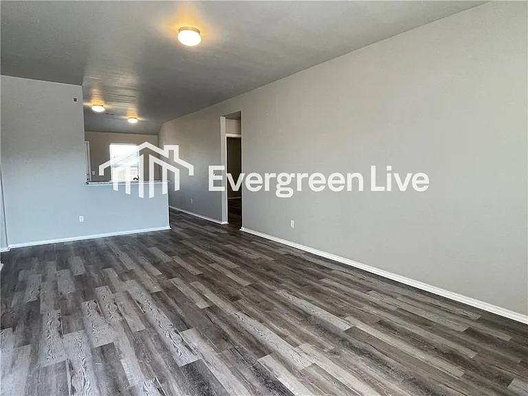 1016 N Scouts Court Way — Photo 3