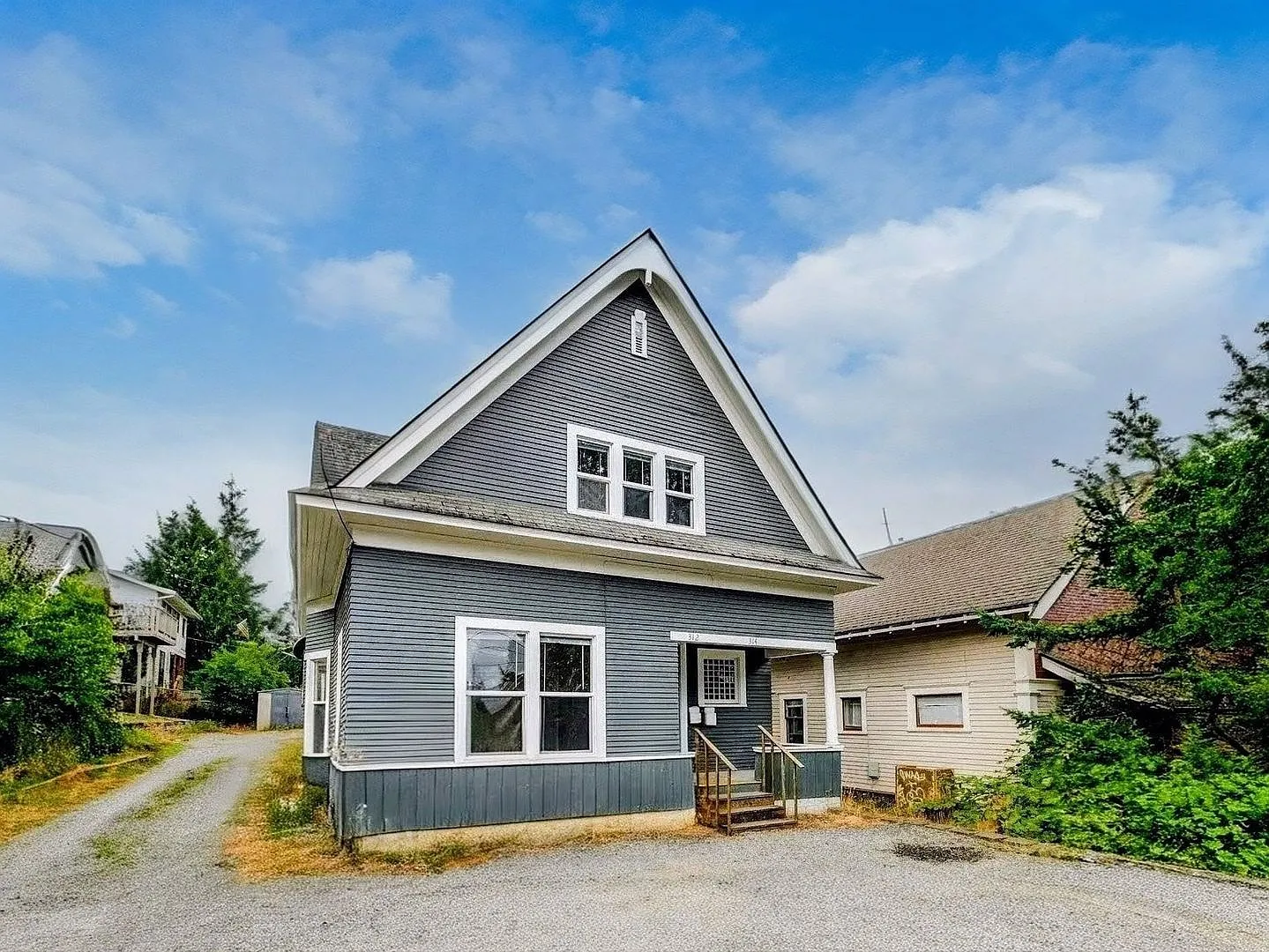 1 Block to WWU- Large Bedrooms- Large 6 Bedroom House Available in August!! — Photo 1