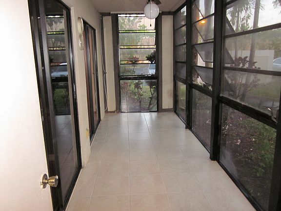 5th image of 805 NE 199th St APT 102